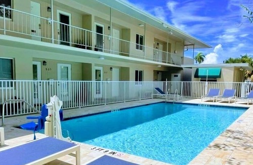 Redevelopment Area Apartment | Disaster Team Discounts!! #805·OLDE NAPLES DOWNTOW /WONDERFUL 2BED,1BATH/WALK TO BEACH/POOL, PETS