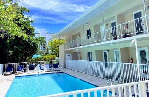 Redevelopment Area Apartment | Disaster Team Discounts!! #805·OLDE NAPLES DOWNTOW /WONDERFUL 2BED,1BATH/WALK TO BEACH/POOL, PETS