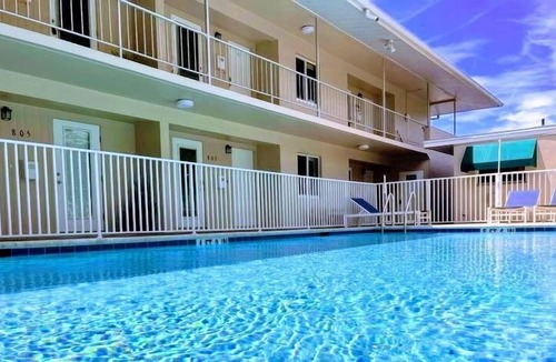 Redevelopment Area Apartment | Disaster Team Discounts!! #805·OLDE NAPLES DOWNTOW /WONDERFUL 2BED,1BATH/WALK TO BEACH/POOL, PETS