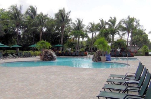 Naples Condo | Discover the summer in Naples. The swimming pool is currently unavailable