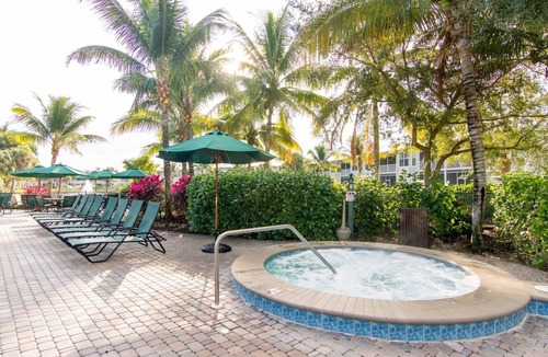Naples Condo | Discover the summer in Naples. The swimming pool is currently unavailable