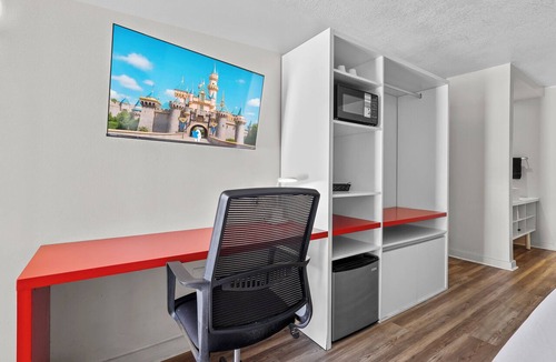 Kissimmee Resort | Disney Studio 2 Queens & Shuttle
