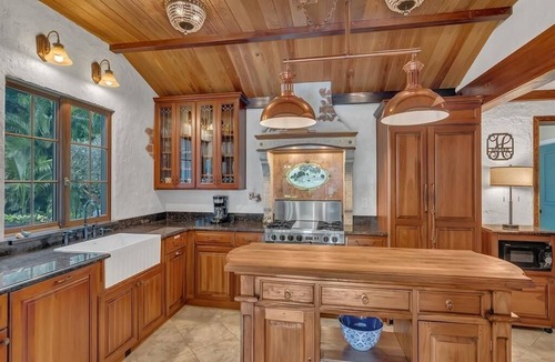 Central Beach House | Divine Location Walk/Bike to beach, river, restaurants, theater, museum & shops