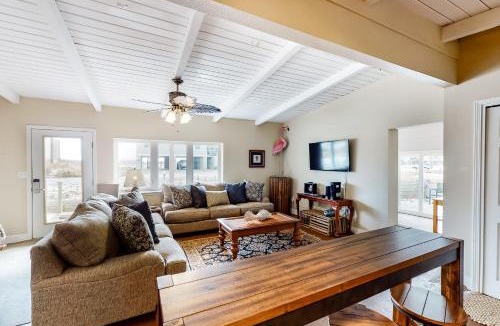Villa Segunda House | Dog-friendly beach home with expansive deck amazing views & outdoor shower