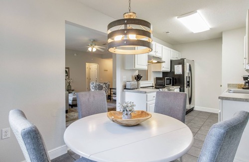 Ferry Pass House | Dog-Friendly stay less than 10 mins from UWF