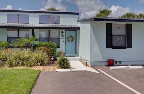 New Smyrna Beach Villa | Dolphin Cove Villas New Smyrna Beach Waterfront Floating Dock & Dog friendly