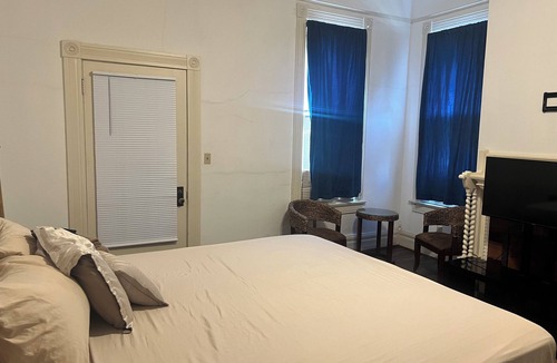 Anniston Apartment | Downstairs Studio apartment in delightful Anniston with WiFi, AC