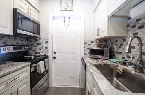 Royal Poinciana Apartment | Downtown Hollywood Classy One Bedroom! 2miles to Hollywood Beach