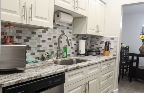 Royal Poinciana Apartment | Downtown Hollywood Classy One Bedroom! 2miles to Hollywood Beach