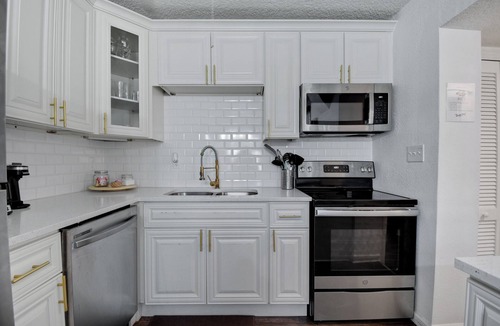 Avondale House | Downtown Jacksonville Retreat | Pet-Friendly with Hot Tub & Backyard Oasis