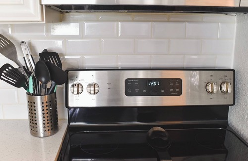 Avondale House | Downtown Jacksonville Retreat | Pet-Friendly with Hot Tub & Backyard Oasis