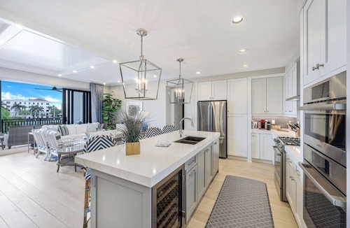 Redevelopment Area Condo | Downtown Naples - Luxury Apartment with all amenities near Beach and 5th Ave.