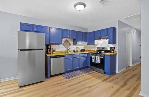 South Pensacola Apartment | Downtown + Sleeps 15 + 18 Min to Beach! + Unit B&C