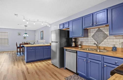 South Pensacola Apartment | Downtown + Sleeps 15 + 18 Min to Beach! + Unit B&C