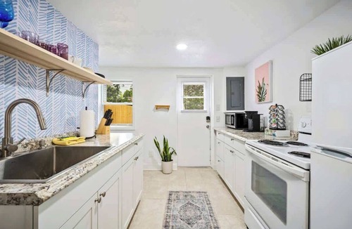 Dixieland Apartment | Downtown Studio - Family & Pets friendly
