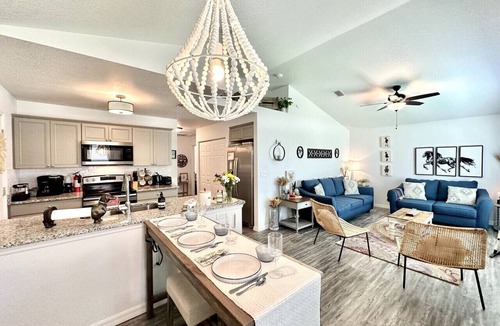 Fellowship House | Doxie Cottage - Close to WEC, Springs, and More!