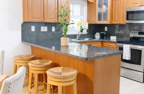 Tamiami House | E&A SouthWest Miami Rentals Cozy 2BD Apartment with Private Parking