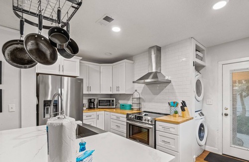Southeast Pensacola Cottage | East Hill cottage with enclosed yards, firepit & W/D - walk to dining & parks