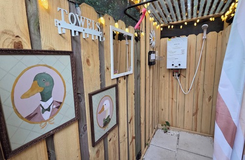High Springs House | Edith - Glamping in Springs Country. Walk to downtown High Springs!