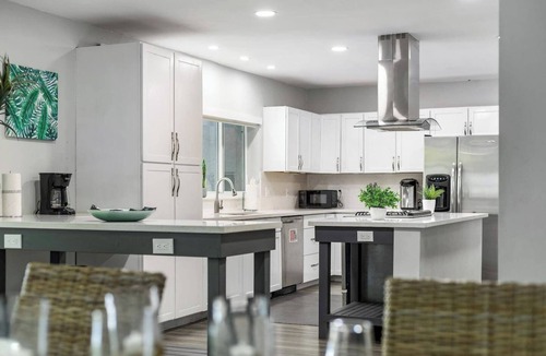 South Lake House | Elegant Hollywood Escape: Your Perfect Retreat!