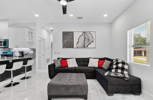 Thonotosassa House | Elegant New 3BR Home Modern Finishes & Natural Light