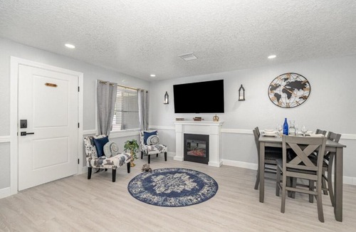 Tropic Apartment | Elegant Retreat Near Downtown and Beach