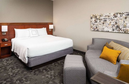 Miami Lakes Hotel | Elevate Your Miami Adventure! Pet-Friendly Stay Near Country Lake Park!