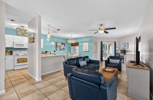 Holiday Beach House | Emerald Escape 2 - 3 Blocks to Beach