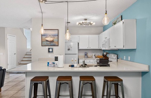 Holiday Beach House | Emerald Escape 2 - 3 Blocks to Beach