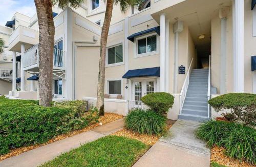 Cape Caneveral Beach Gardens Apartment | Enchanting 2-Bedroom Ground Floor Beach Condo at Cape Canaveral WiFi & AC