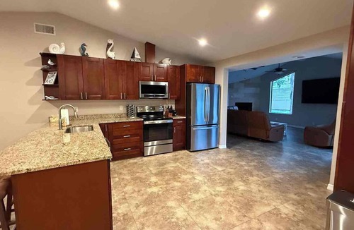 New Port Richey House | Endless Summer in New Port Richey! 4-Bedroom Home with HUGE Backyard!