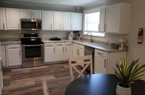 Plantation Estates House | Enjoy an exquisitely decorated lake house with luxury furnshings and bedding