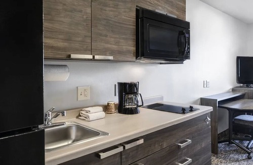 Deep Creek Hotel | Enjoy Easy I-75 Access in Punta Gorda | Close to Military Heritage Museum - 6 mi