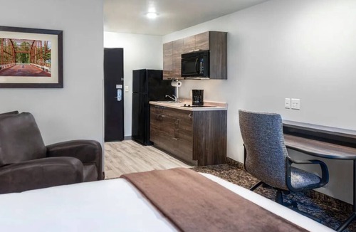 Deep Creek Hotel | Enjoy Easy I-75 Access in Punta Gorda | Close to Military Heritage Museum - 6 mi