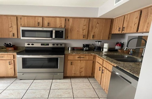 Ventura Condo | Enjoy golf, PB, Disney on this 2nd Floor gated condo! 10 mins from airport.