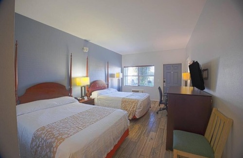 Le Barons Of Titusville Hotel | Enjoy Kitchenette Room Near Kennedy Center, Parking Available