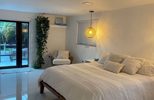 Hialeah House | Entertaining & Modern home, Champagne Spa & Gazebo