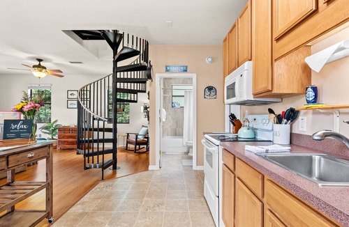 Hawthorne House | Escape to Lakeside Serenity :Your perfect getaway enjoy the lake