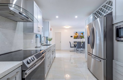 Ludlam House | Escape to Miami/Heather+Pool/9pl/BBQ/pool table.