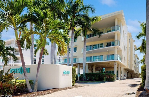 Siesta Key Condo | Exceptional Beachfront condo on Crescent Beach