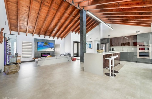 Ludlam House | Exclusive Family Ranch: Pool, Lake Access & Courts