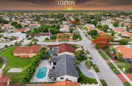 University Park House | Exclusive Retreat 5BR, Heated Pool, Games, BBQ and Fun L71