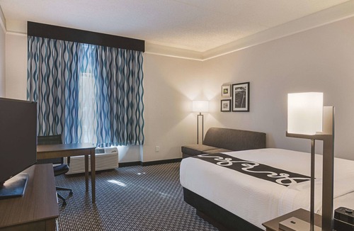Orlando Hotel | Executive King with Pool View, La Quinta Inn & Suites, Free Breakfast, Near UCF