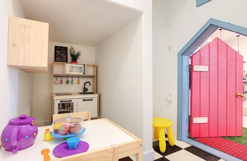 Davenport House | Experience a One-of-a-Kind Wonderland with Themed Rooms & Magical Extras!