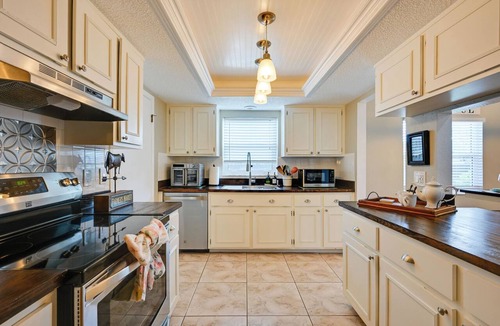 New Port Richey House | Explore Tampa Bay! Family Home w/Lanai, Game Room