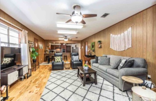 Harahan House | Extended Stay Safe Haven-Big Car Port Parking!