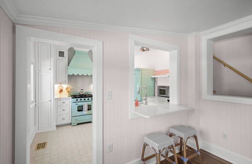 Fairhope Cottage | Fairhope Rose in Downtown Fairhope - Sleeps 10, w/Golf Cart, Hot Tub, Screened Porch, and walking distance to bay!