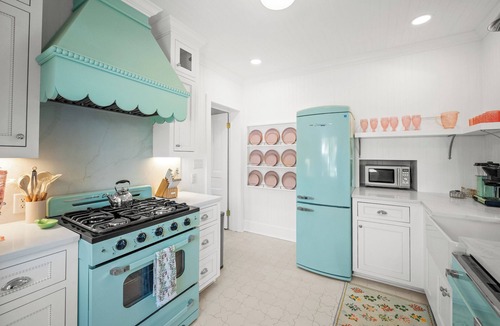 Fairhope Cottage | Fairhope Rose in Downtown Fairhope - Sleeps 10, w/Golf Cart, Hot Tub, Screened Porch, and walking distance to bay!