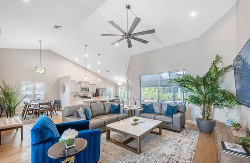 Crown Pointe House | Families-private heated pool & hot tub-pickle ball