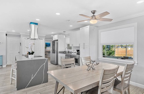 Tropic House | Family-Friendly Melbourne Home: Large Pool Table, Screened Patio & Fenced Yard! 🌴